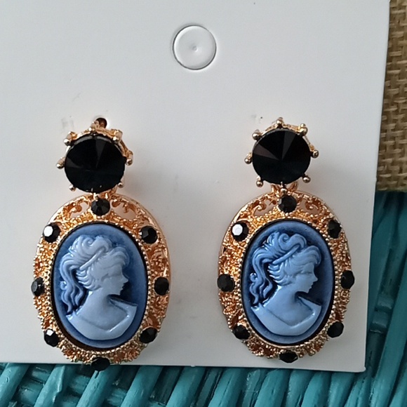 New Cameo Post Earrings - Picture 6 of 7